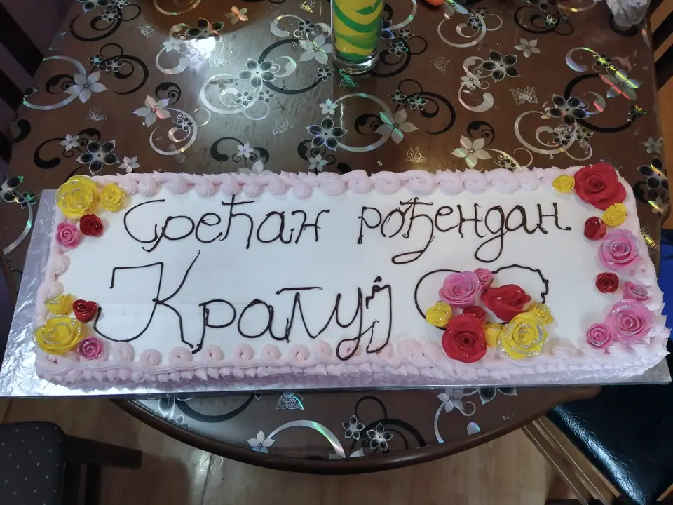 Rođendanska torta sa ružama i natpisom „Srećan rođendan Kraguj“